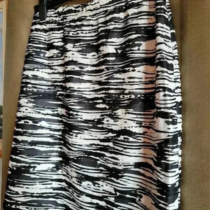 Black and white Scrunchy mini skirt size 5  Reitmans